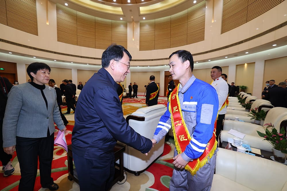 Our chief technical engineer accepts commendations and awards from Mayor Luo